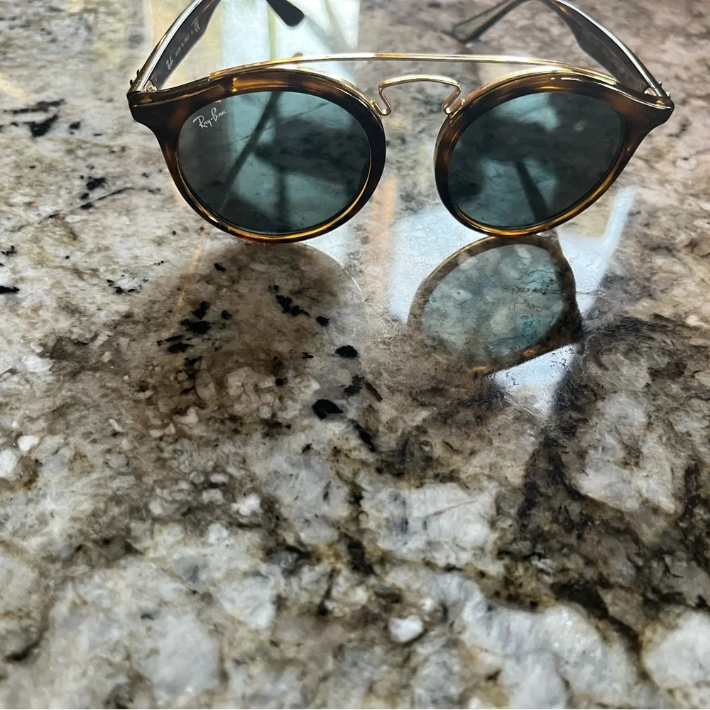 Ray-Ban Tortoiseshell sunglasses - Picture 2 of 5